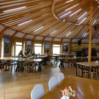 食事をとる大型ゲルの中央棟