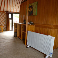 部屋にはパネルヒータや電気ポットがあります