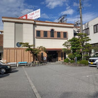 入浴施設側入口です。右側がホテルです。