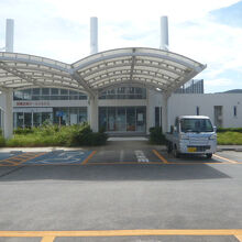 新島空港の全景です。新島の中心街から、５分程度の距離です。