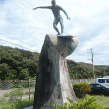新島空港に設置されているサーフィンの像です。有名な像です。