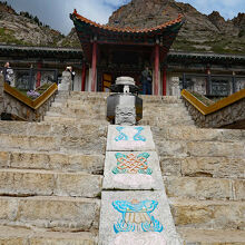 108段の石段を上った先に寺院の本堂があります