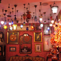 朝食会場もランプで飾られています