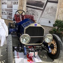 案内所前でクラシックカーのイベント