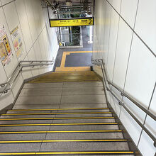 改札内の上りホーム階段