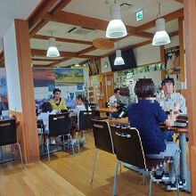 特産品販売所とは衝立で仕切られていた。あちらも賑わっていた。