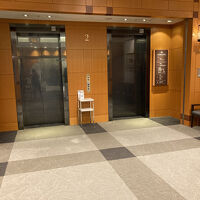 玄関を入るとエレベーターホールがあります。