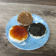 さんしょう味噌・えごま・くろごま　の3種類の味が楽しめます