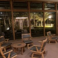 別館の浴場前の景色、露天風呂からも外の景色が静かで素敵