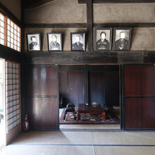 洞口家住宅の座敷の一画にはご先祖様の遺影も。