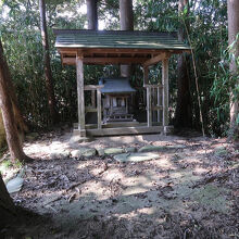 敷地の一画には、家・土地を守る明神様が祀られていました。