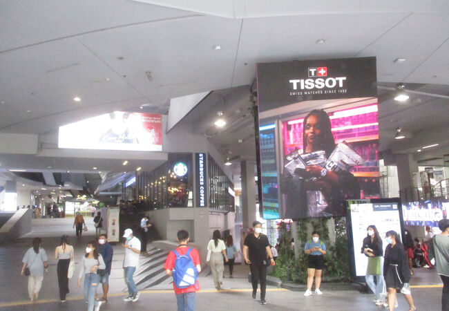 多くの店舗が入居しています