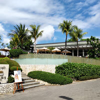 レギャンビーチ側の道路からホテルを見たところ