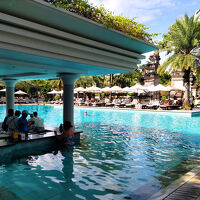 メインプール　左側建物はプールバー