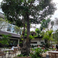 クラブラウンジ クーラー付屋内と、屋外テラス席も雰囲気が良い