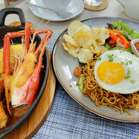 クラブラウンジの朝食 この日はロブスターオムレツとミーゴレン