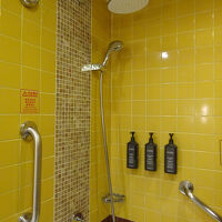 浅いバスタブ、水圧はまあまあ