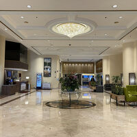 正統派ホテルを主張するかのようなロビーの佇まい