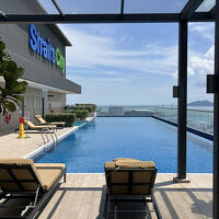 最上階にスイミングプール