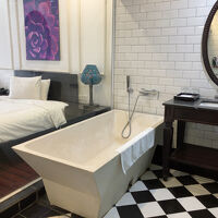 バスタブは大きくて足を延ばせます