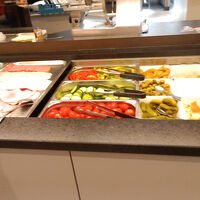 バイキング方式の朝食のサラダなど