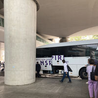 シャトルバスはスーツケースも入れてくれます