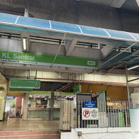 駅からは黄緑色の路線の改札から近い