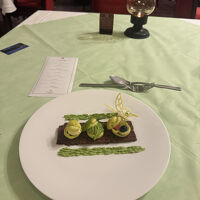 デザートはキャベツ畑をイメージしたシュークリーム。