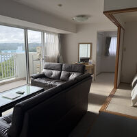 ホテルのリビングで