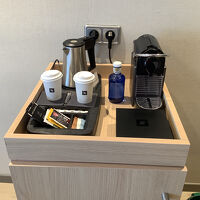 ポットとコーヒーマシーン有り