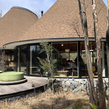 室内遊び場の横にはカフェも併設されている