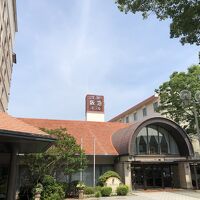 写真右側の東館、左側の西館を中央の棟が繋いでいます