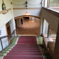 東館へ向かう大階段、両脇に中庭にレストランが広がります