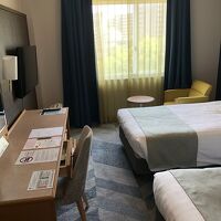 ビアガーデンにプールに面した客室