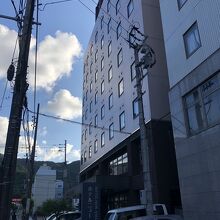 街中の繁華街に建っているホテルです
