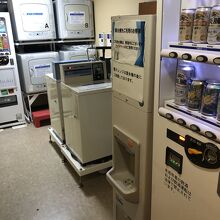洗濯機に製氷器に自販機のコーナー