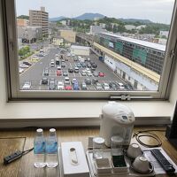デーブルにはお茶セットと真下には電鉄出雲市駅