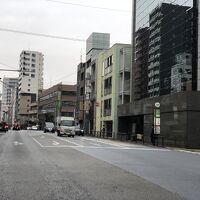 雑居ビル群の中にあります