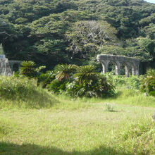 山岳地帯を背にした新島の親水公園です。周囲は濃い緑の樹々です