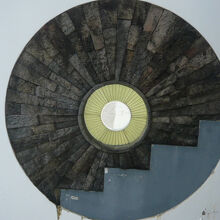 ガラスアートセンターの芸術品の例です。新島の特徴の代表です。