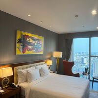 開放感のあるウィンドウに大きなベッド、アートもいい感じでした