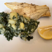 メルルーサのフライ、スイスチャード入りマッシュポテト