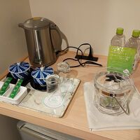 お茶のセット。水のボトルも用意されていた