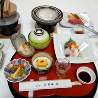 夕食は貸切宴会場にて。どれも美味しかった