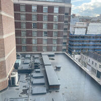 こちらの窓から別の棟の部屋の窓が正面に見えます