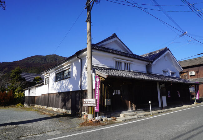 きれいな白い漆喰が目立つ二棟の建物