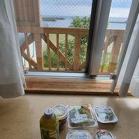 客室のすぐ外は海（セイコーマートで買った夕食とともに）