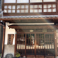 道後温泉本館からすぐの歴史を感じさせる旅館です