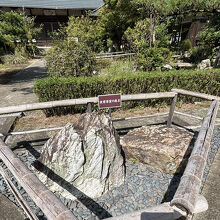 淀君の茶室の石庭にあったといわれる石