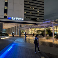 市場前を出るとすぐにホテルが見えます